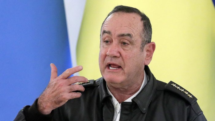 Presidente de Guatemala sufre atentado armado este sábado durante una gira