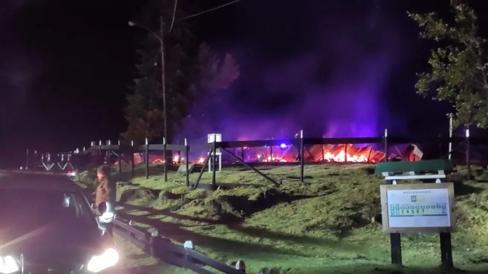 WAM se adjudica atentado que destruyó cabañas, una capilla y dos comedores en Panguipulli