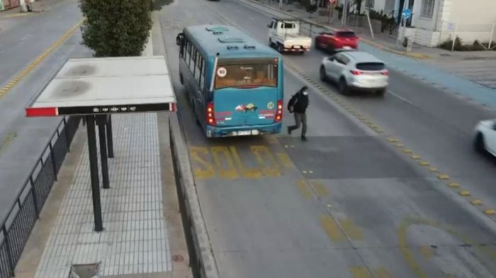 Insólito: Pasajeros de micros rurales deben bajar en plena calle porque paraderos están del lado izquierdo