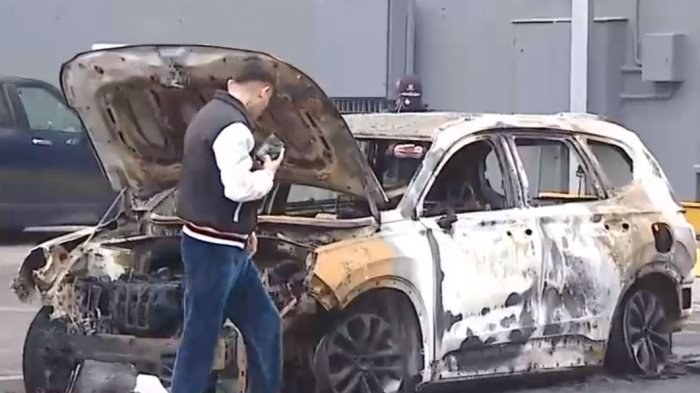 Motoristas queman auto en Barrio Yungay: Pertenece a un cantante urbano