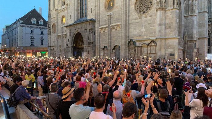 Remezón en Austria: Mujer médica se suicidó tras recibir constantes amenazas y ataques de grupos antivacunas