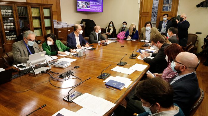 4/7: Comisión aprueba idea de legislar proyecto que rebaja quórum para reformar actual Constitución