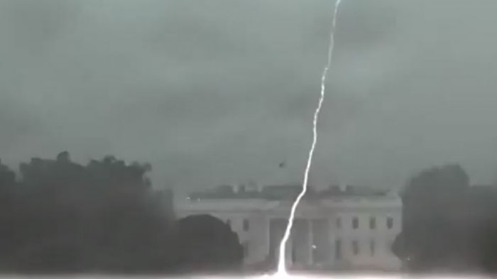 El momento en que un rayo cae cerca de la Casa Blanca: Dos personas murieron tras el impacto