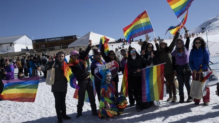 Para activar el turismo: Primera versión del Pride Ski tiñó la nieve de colores en Farellones