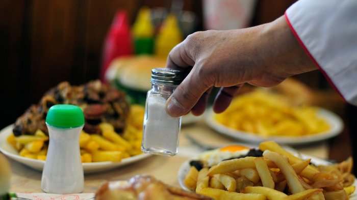 Chilenos consumen en exceso: ¿Cuáles son los riesgos de la sal yodada?