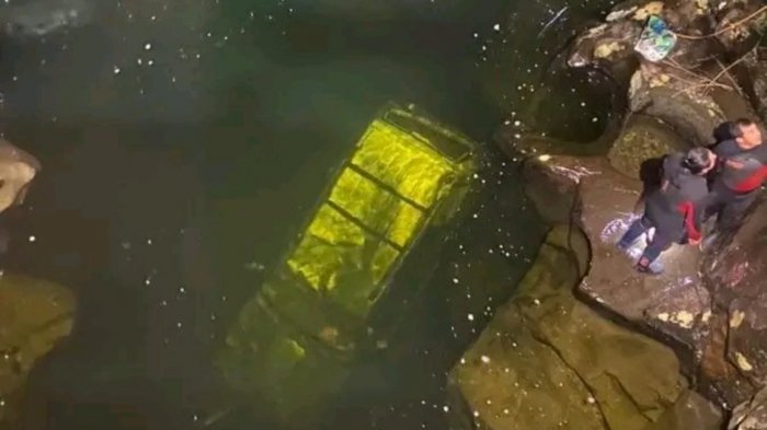 Un matrimonio y sus hijas cayeron en su auto al Río Lleguiman: La familia completa falleció