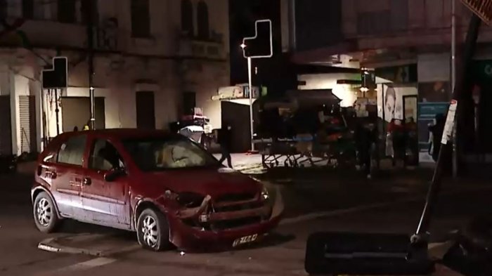 Auto chocó con semáforo en Recoleta: Conductor dijo que intentó eludir encerrona