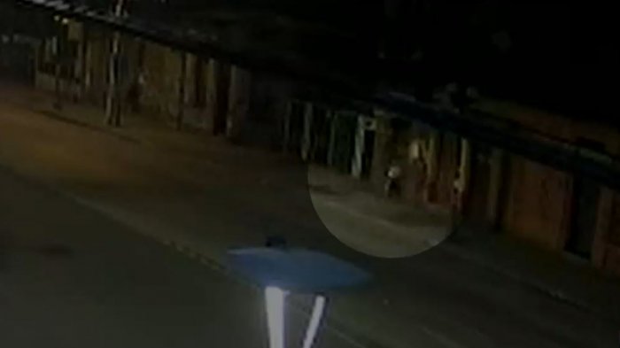 Video captó el momento en que mujer escapó del ataque de ex pareja que terminó en incendio de cité