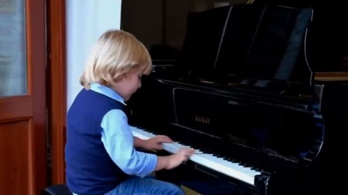 Niño de 5 años es comparado con Mozart: Aprendió a tocar piano por diversión