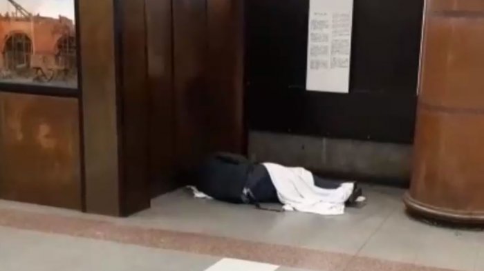 Captan a personas durmiendo en estación Plaza de Armas del Metro