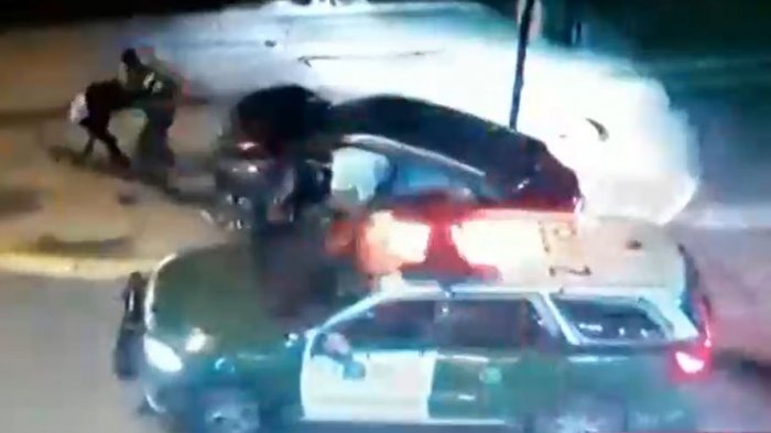 Carabinera sufrió encerrona en Peñalolén: Le robaron vehículo, se inició persecución y terminaron chocando