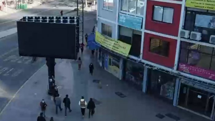 Polémica por pantalla publicitaria instalada a 3 metros de edificio en Providencia
