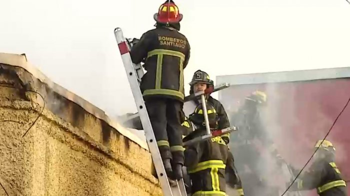 Incendio declarado en el centro de Santiago: Llamas consumieron local comercial