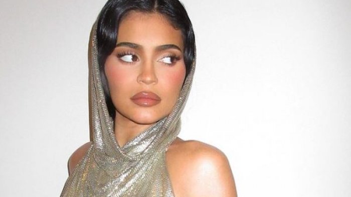 Kylie Jenner usó ropa de diseñador chileno: ¿A qué otras famosas ha vestido Sebastián Albornoz?