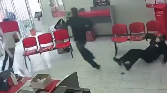 Guardia frustró a combos asalto en sucursal de correo: Cámaras captaron enfrentamiento con delincuentes