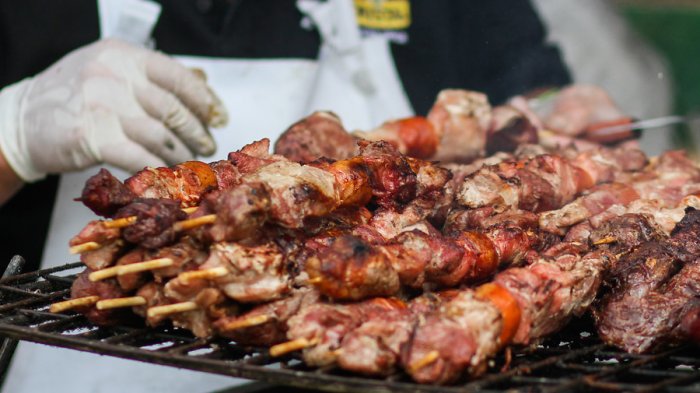 ¿Anticuchos a $8 mil? Estos serían los precios en las fondas 2022