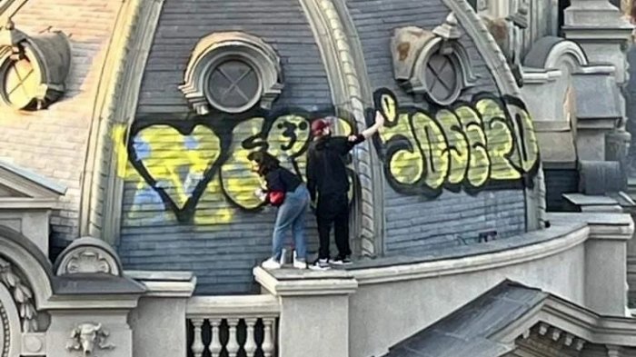 Se tomaron hasta una selfie: Sujetos vandalizaron cúpula del Museo Nacional de Bellas Artes