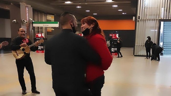 Con mariachis incluidos: Pareja de funcionarios del Metro dio el 