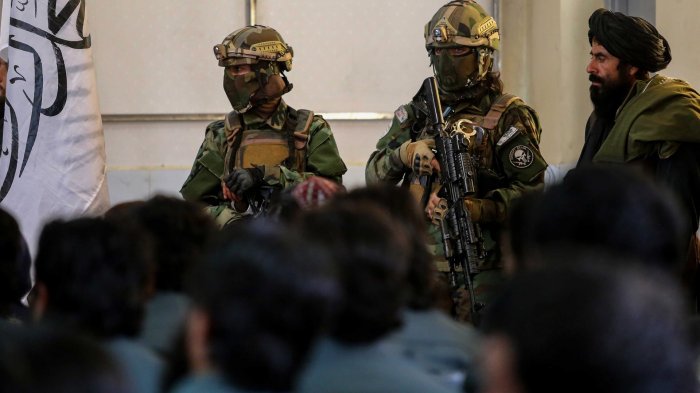 Talibanes abren fuego en una manifestación de mujeres en Afganistán