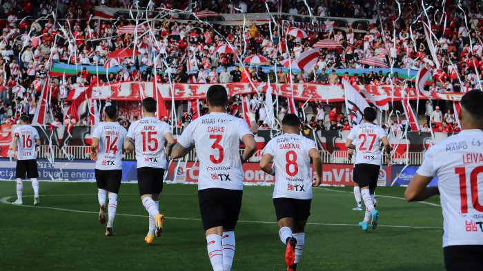 Curicó Unido derrota a la U con amplia victoria y deja al equipo universitario peligrando con el descenso