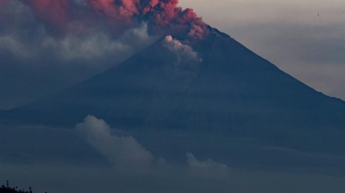 Vuelos fueron cancelados y retrasados en Ecuador por la expansión de ceniza del volcán Sangay