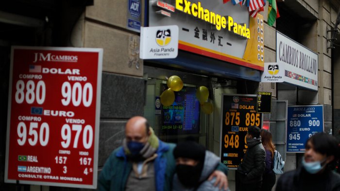 Dueños de casas de cambio advierten regreso de banda de estafadores en Santiago centro