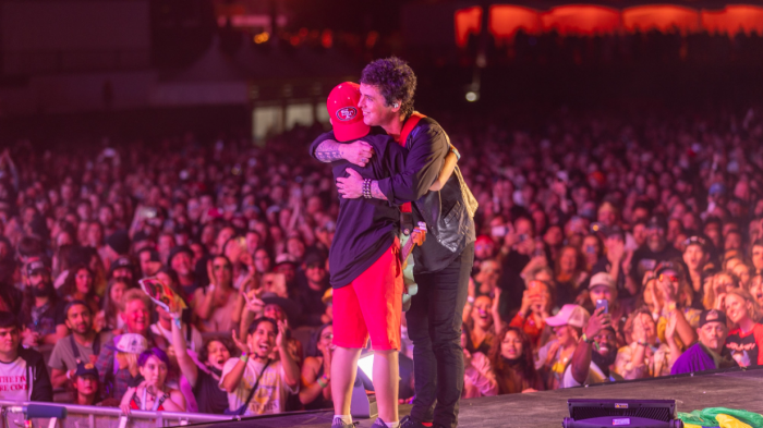 Vocalista de Green Day invitó a un niño a tocar la guitarra en pleno show y luego se la regaló