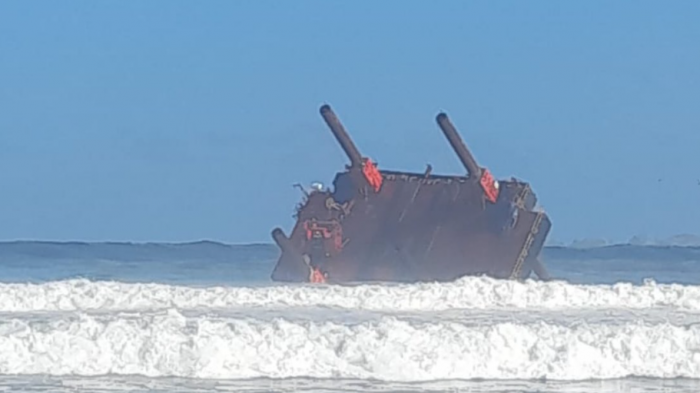 Estructura metálica de planta desanilizadora se volcó por fuertes marejadas en Los Vilos
