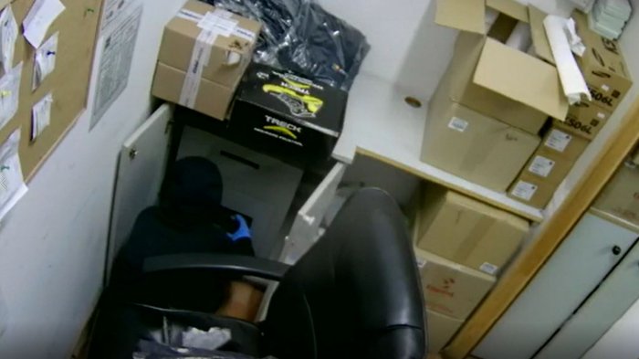 Adolescente y niño fueron detenidos intentando sustraer caja fuerte en mall de Maipú