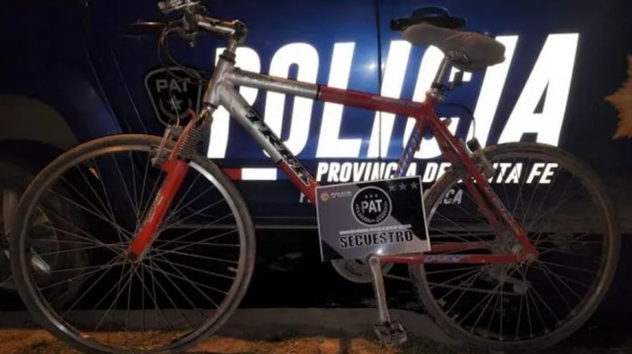 Adolescente llegó a su casa con una bicicleta robada y su mamá lo denunció a la policía