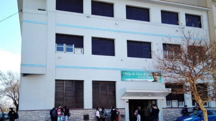 Joven perdió 96% de su audición tras explosión de un tacho de basura en pleno colegio de Argentina