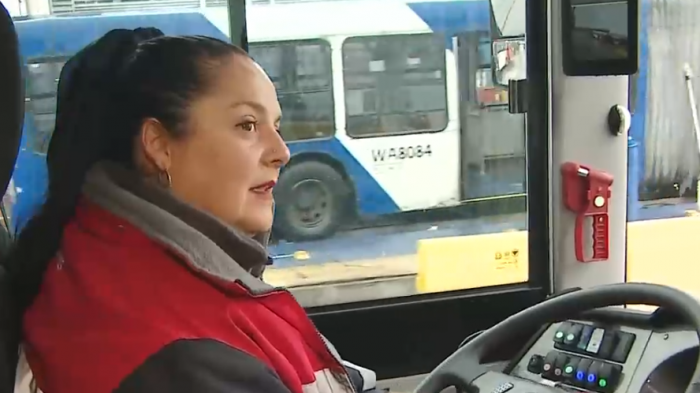 Mujeres al volante: Implementan plan de capacitación para conducir buses en La Pintana