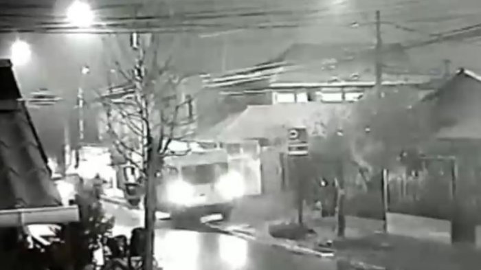 Cámara registró momento en que sujetos armados asaltaron furgón escolar en Puente Alto