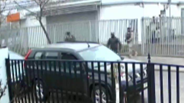 Delincuentes protagonizan robo frustrado a banco de La Florida: Llegaron vestidos como militares