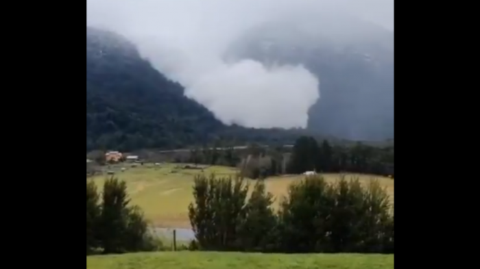 Captan momento exacto de una gigantesca avalancha en Puerto Varas