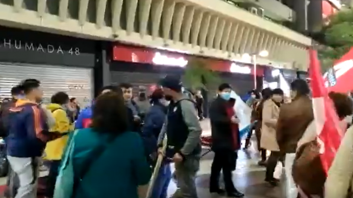 Con insultos y palos: Manifestantes por el Apruebo denuncian ataque de ambulantes en Paseo Ahumada