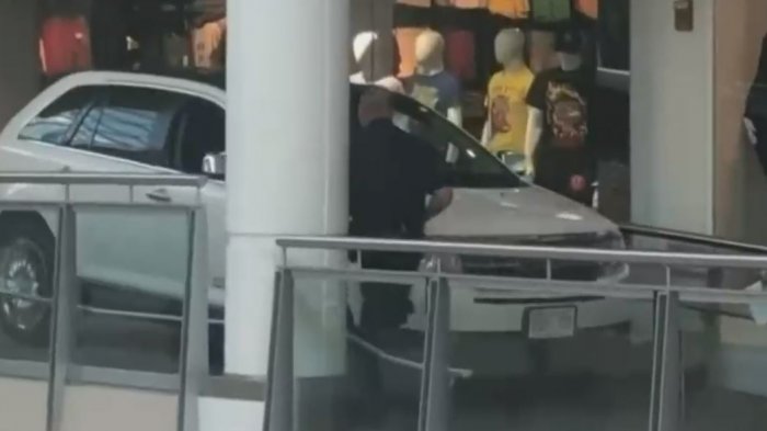 ¿Cómo llegó ahí? Auto terminó en el segundo piso de un mall por insólito error
