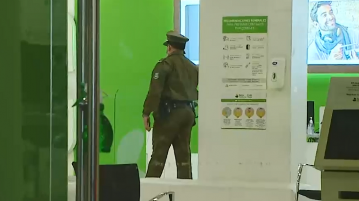 Se llevó el dinero en una bolsa: Delincuente solitario robó más de $260 millones de banco en San Miguel