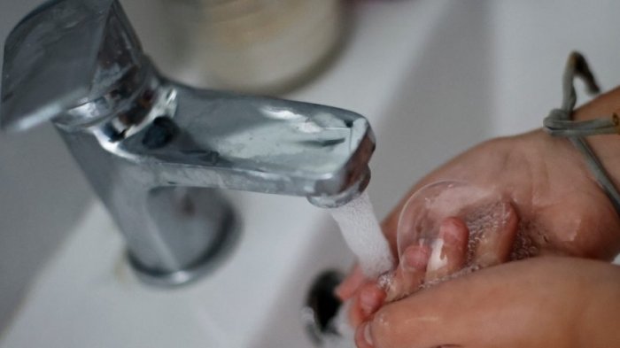 Aguas Andinas reporta turbiedad en suministro de comunas del sector norponiente de Santiago