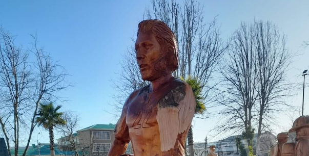 A días del fallecimiento de su creador: Destruyen escultura de Ben Brereton en Penco