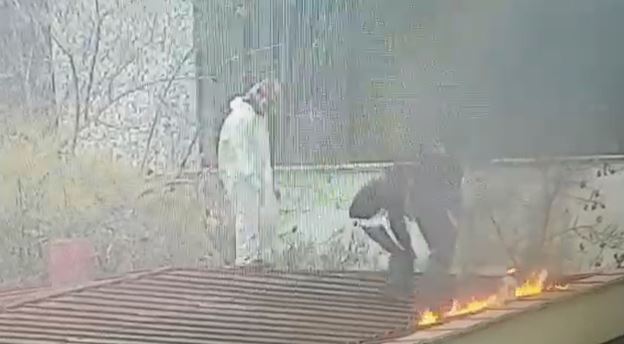 Captaron a sujetos prendiendo fuego en techo del Instituto Nacional y lanzando bomba molotov