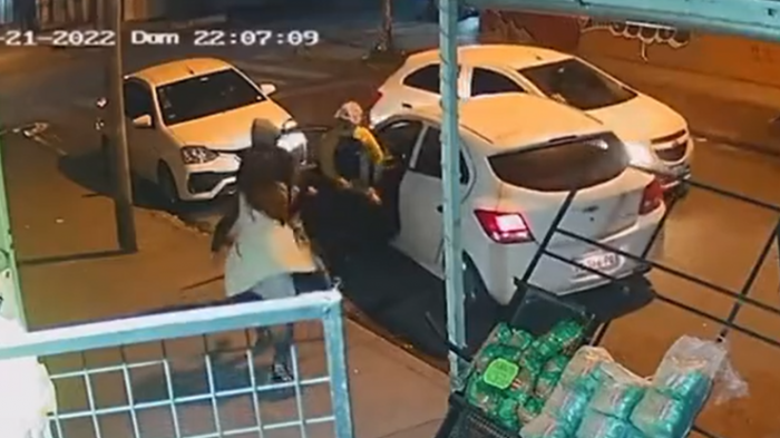 Mujer atacó a escobazos a delincuentes que querían robarle su vehículo con su hija al interior en Argentina