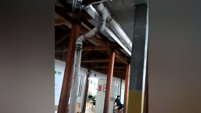 Entre goteras y ratones: Denuncian precarias condiciones en una escuela modular de Lota