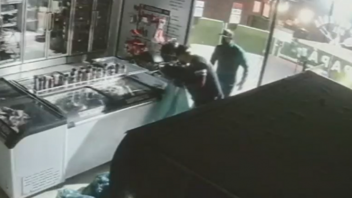 Mujer distrajo al guardia: Delincuentes robaron más de $70 millones en carnicería premium de Lo Barnechea