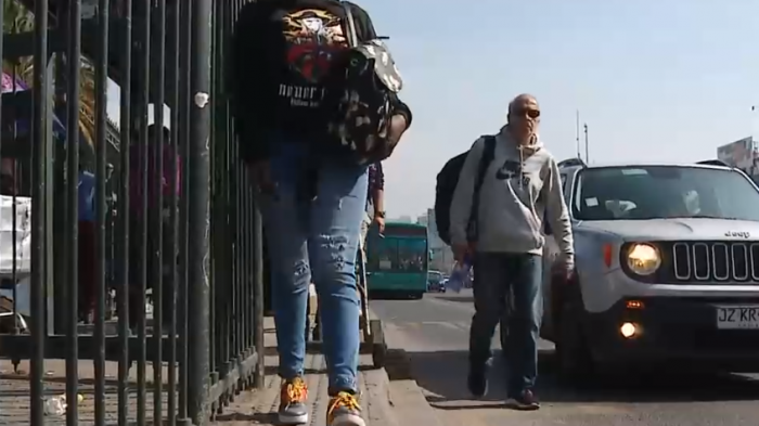 Chile a medias: Estrecha vereda en la Alameda pone en peligro a transeúntes