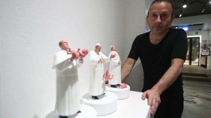 Artista chileno causa polémica mundial con escultura del papa Francisco dejando caer una guagua