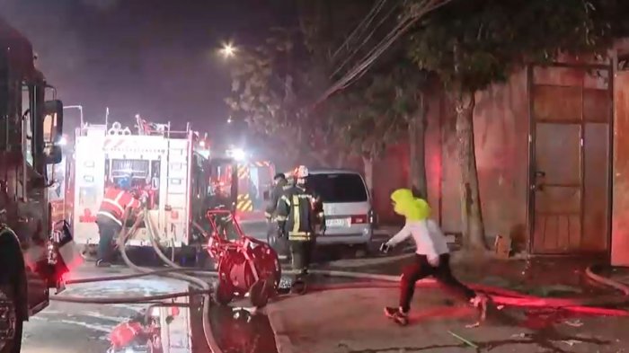Reportan damnificados y un herido: Incendio en cité se extendió hasta una imprenta en Quinta Normal