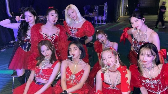 Twice estrenó video para Talk that Talk y ya rompieron récord de ventas con su comeback