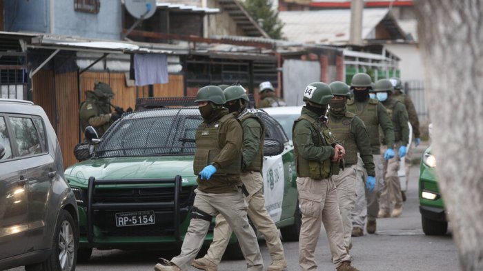 Amplio operativo policial en La Pintana: Uno de los detenidos trabajaba como auxiliar en Cesfam