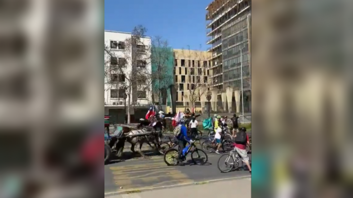 Carreta de caballos atropelló a ciclistas tras enfrentamientos entre adherentes del Apruebo y Rechazo